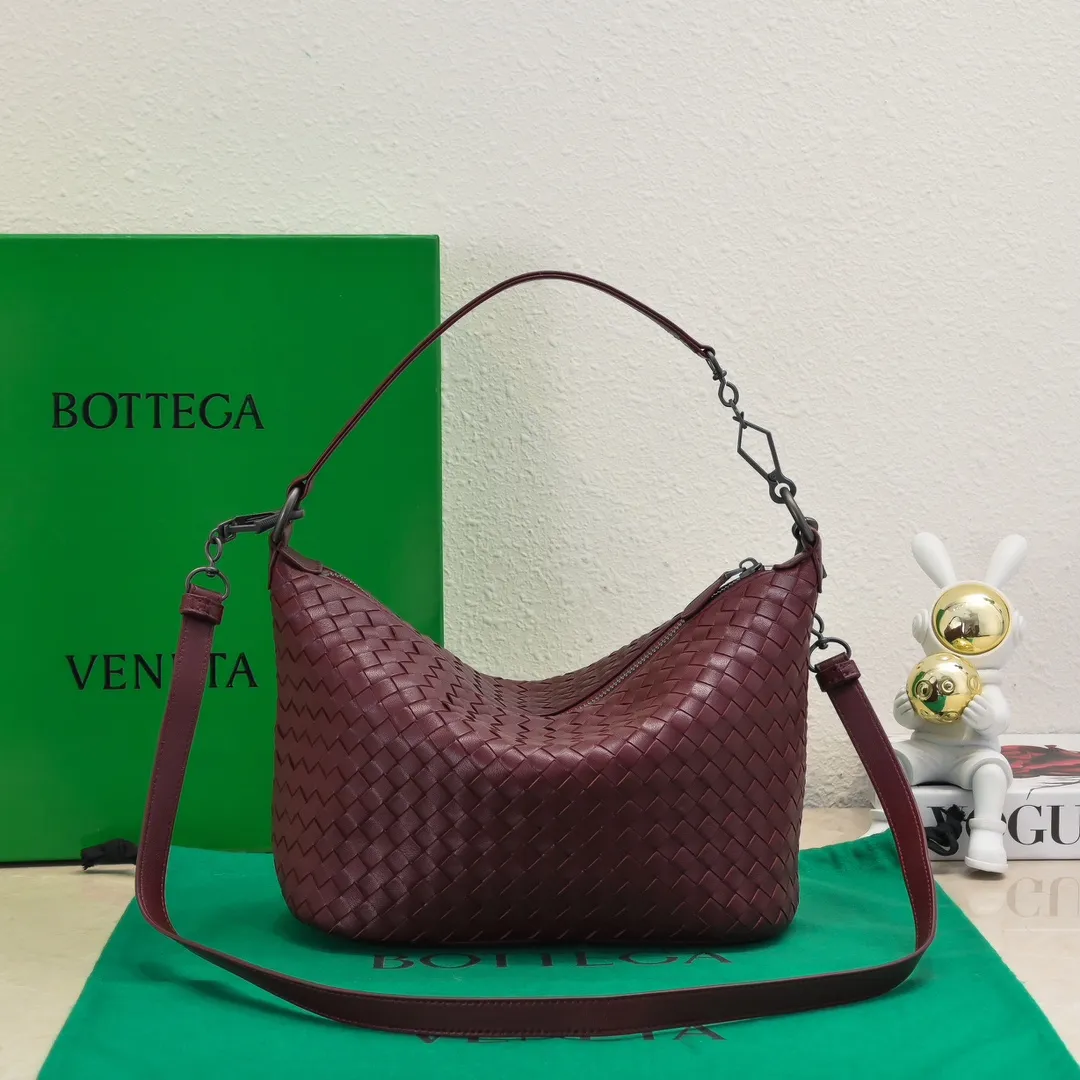 Batch 1260 BV classic women's hand-held shoulder crossbody bag, made of imported sheepskin purely hand-woven, lined with pigskin, equipped with original matte hardware, with long shoulder straps that can be adjusted in length, impeccable workmanship, top-notch craftsmanship, focusing on high-end quality, the first choice for product identification, real-life pictures 👉🏻The color is great👍 Size: 28*18*14 Model: 9843